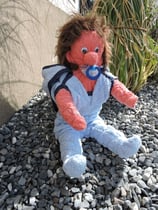 Baby sitzend mit Nuggi