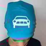 Auto auf türkis mit Reflektor