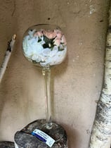 Kristallgas mit kleinen Kunstrosen