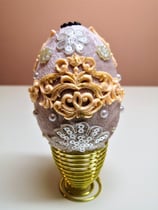 Osterei auf einem Ständer Wohndekor Tischdekor