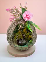 Ein großes Jute-Ei mit einem Nest darin.  Ostern Wohndekor Tischdekor Handmade