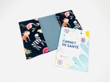 Housse fir de Carnet de Santé (neien Modell 2025) donkel Deieren