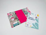 Housse fir de Carnet de Santé (neien Modell 2025) Rosa Eilen