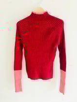 赤とピンクのタートルニット