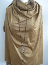 Lange Halskette in Silber und Schwarz mit Anhänger