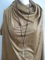 Lange Halskette mit feinen Perlen und Quasten-Anhänger.