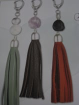 Taschenanhänger mit Velourlederbänder