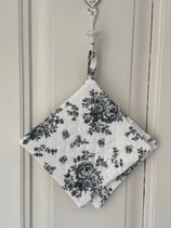 Topflappen weiss mit grauen Blumenmuster