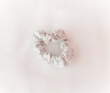 Haargummi Schrift grau groß