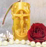 Bienenwachskerze Stumpen Jesus am Kreuz, 4x9 cm