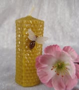 Bienenwachskerze Stumpen Bienenwabenmuster m. Ansteckbienchen, 4x9 cm