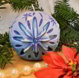 Schnitzkerze Kugel Blau-Lila Sternentraum