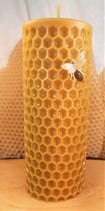 Bienenwachskerze Großer Stumpen Bienenwabenmuster m. Bienchen, 6 x 16,5 cm