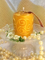 Bienenwachskerze kleiner Stumpen Triskel: 7 x 6,3 cm