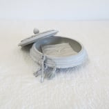 Holzdose geschnitzt mit Kissen