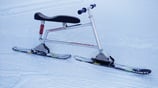 S-Bike komplett zusammengebaut mit Skis und Fuß Ski