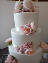 torta scenografica 3 piani con rose in tessuto