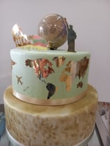 torta scenografica2 piani tema viaggio verde salvia oro mappamondo oro specchiato