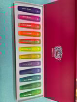 Tinta Unita Set di 12 Evidenziatori Glimmer Fluo e Pastello Glitterati, Cassettiera Magnetica in Cartoncino Luxury, 48x15x3 cm