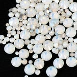 Στρας νυχιών σε WHITE OPAL απόχρωση. Στυλ HOTFIX FLAT BACK, σχήμα ROUND, συσκευασία 50τμχ.