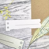 Zerrissener Zettel mit Löcher