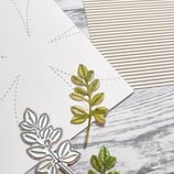 Gummiapan: Zweig mit Blätter