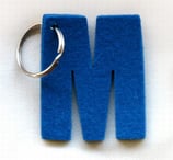Obesek za ključe v obliki črke M