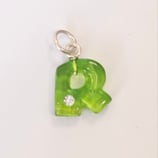 lettera ciondolo R in plastica