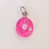 lettera ciondolo O in plastica