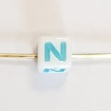 Perlina CUBO Lettera N 6mm foro passante
