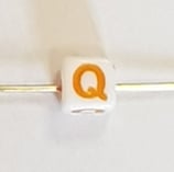Perlina CUBO Lettera Q 6mm foro passante
