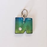 lettera ciondolo N in plastica