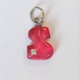 lettera ciondolo S in plastica