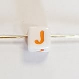 Perlina CUBO Lettera J 6mm foro passante