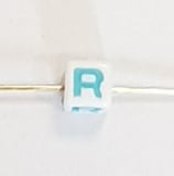 Perlina CUBO Lettera R 6mm foro passante
