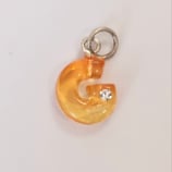 lettera ciondolo G in plastica