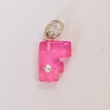 lettera ciondolo F in plastica