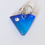 lettera ciondolo V in plastica