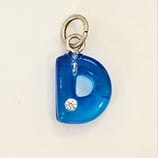 lettera ciondolo D in plastica