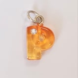 lettera ciondolo P in plastica