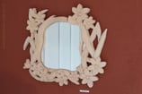 Spiegel mit Blumenmuster