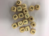 Perlendosen "Buchstabenwürfel" Holz 9mm