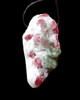 Anhänger: Spinellkristalle auf Quarz Matrix