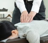 大阪市中央区本町で施術を行うパーマー大卒のカイロプラクター