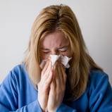 femme malade qui est présente au travail