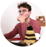 Antonin Besson de Puri New Zealand en train de rédiger l'article de blog "Miel de Manuka et de Thym" contre les maux de gorge