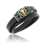 Schwarzes, doppelreihiges Lederarmband mit Verschluss in Silber und einem Schädel in Rotgold aus der Mikrokosmos Männerschmuck Kollektion der Goldschmiede OBSESSION