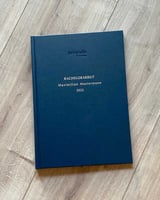 Das Provadis Hochschule Logo als kostenlose Zusatz-Prägung auf dem Buchdeckel