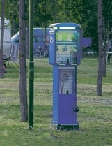 Torretas de suministro de luz y agua para campings