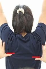 右の肩甲骨が更に下がっています